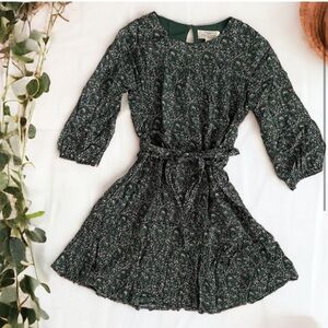 Trovata Birds of paradis Nia Short Tiered Dress in Moss Ditsy small tie waist